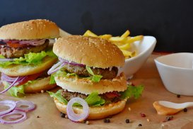 Studiu: Mâncarea de la fast-food ne apără de cancer